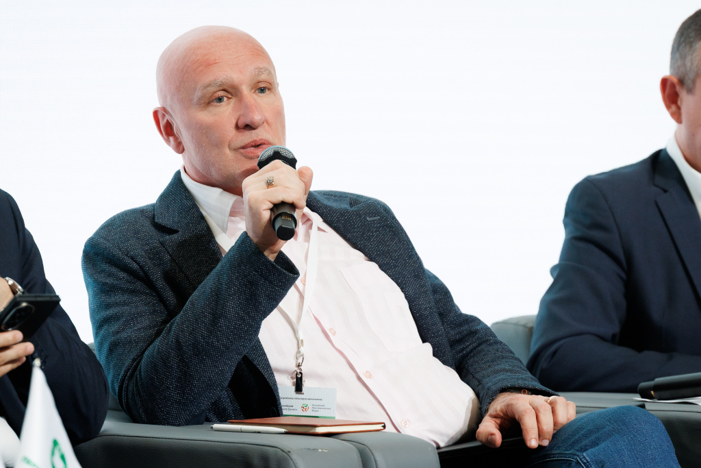 Дмитрий Дулькин на пленарной сессии.jpg Дмитрий Дулькин на пленарной сессии